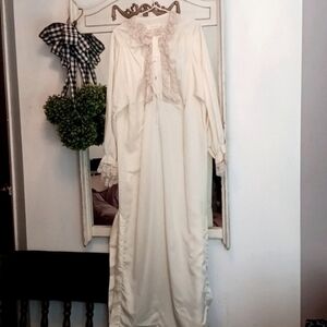 Barbizon 👑 Elegant Vintage Satin & Lace Night 🌙 Gown ⚜️👑⚜️ STUNNING!